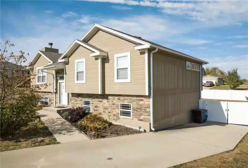 445 Redbud Court, Warrensburg, Missouri 64093, 3 Bedrooms Bedrooms, ,3 BathroomsBathrooms,Single Family Home,For Sale,Redbud,2516936